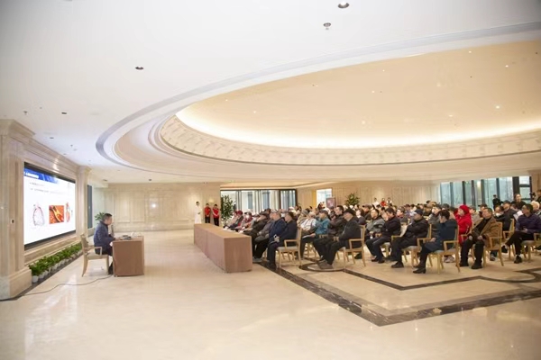 重慶市人民醫院健康管理專家王喜春向退休人員講解健康常識。重慶市人力社保局供圖