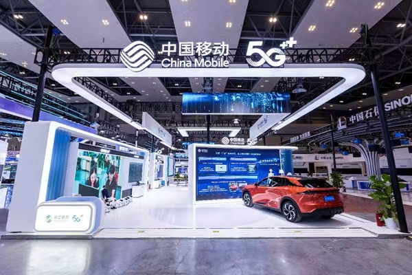 搭载“人车家”智慧座舱的智能网联新能源汽车亮相2025智博会中国移动展区。重庆移动供图