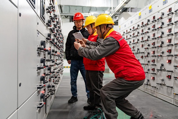 电力人员对医院配电设备进行检测。国网重庆永川供电公司供图