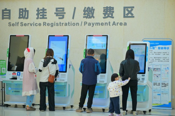 患者使用“潼心智”智能导诊进行挂号。重庆电信供图