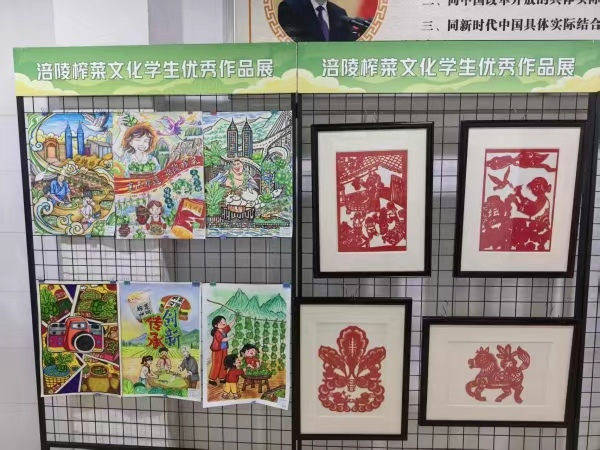 榨菜文化主题展示区展示学生作品。任峰摄