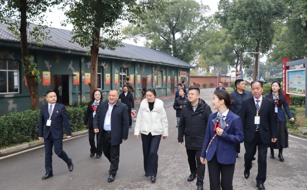 考察现场。重庆华绣中等专业学校供图