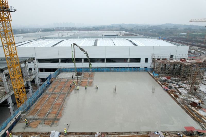 永川汽摩生态产业园二期项目全面封顶现场。何勇摄