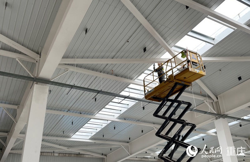 部分厂房正在开展室内外装饰装修。人民网记者 刘政宁摄