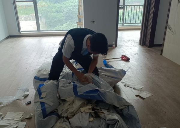 物业管家协助业主收拾装修垃圾。受访者供图