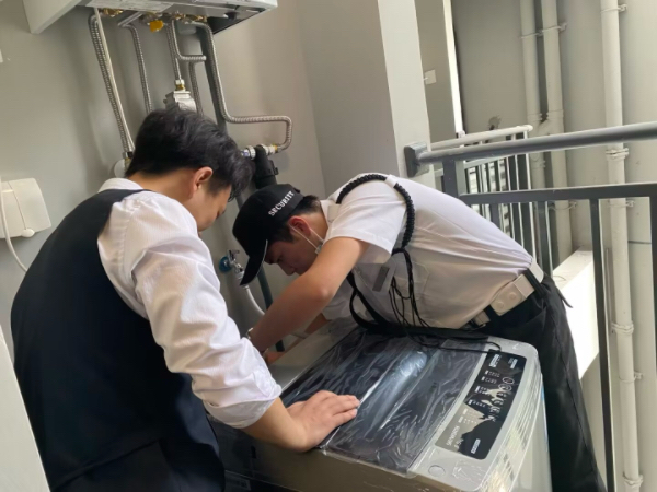 物业管家及时上门维修。受访者供图