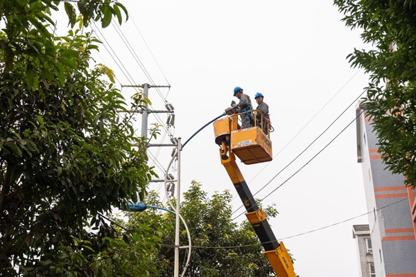 服务队更换小区路灯。国网重庆永川供电公司供图