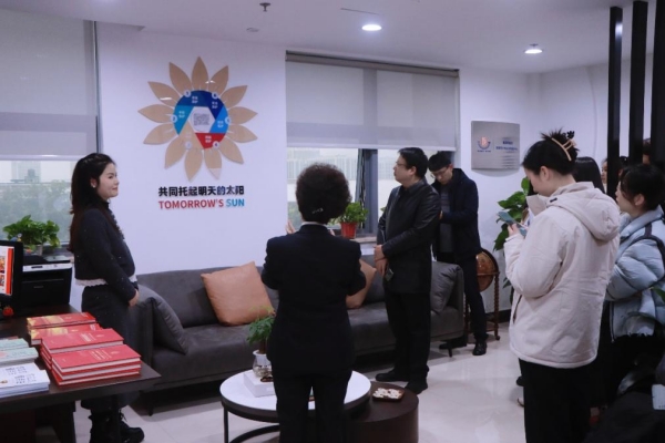 師生們品悟工作室LOGO設計理念。黃子玲攝