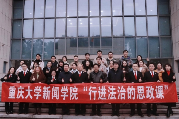 師生與法院工作人員合影。黃子玲攝