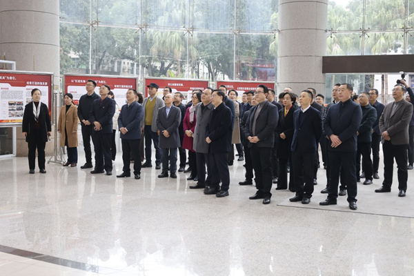 與會人員現場觀摩市委黨校推進四強支部建設的實踐成果。重慶市委直屬機關工委供圖