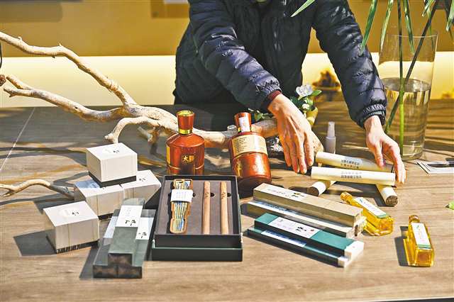 以木香为原料制作的产品。记者 刘力 摄/视觉重庆
