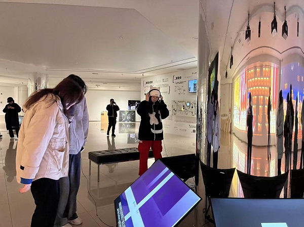 市民与参展作品互动体验。周小平摄