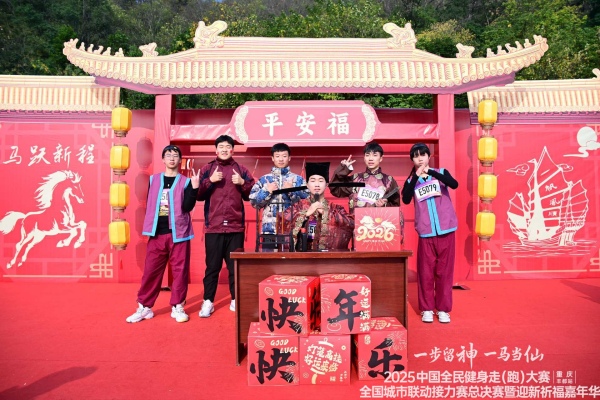参赛者与活动NPC互动。主办方供图