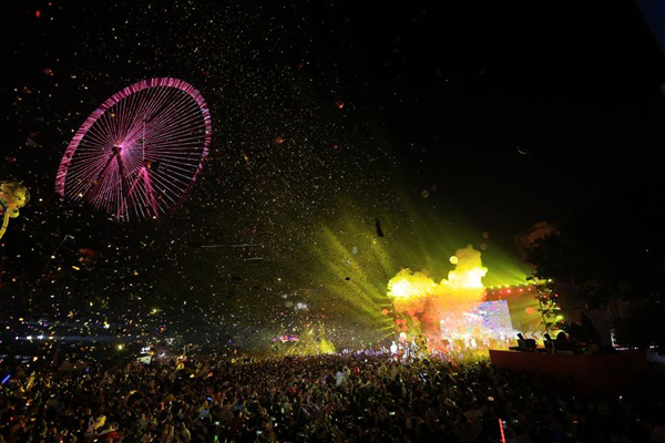 重庆融创文旅城渝乐小镇跨年夜开启三大主题会场