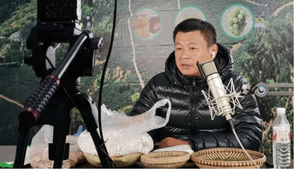 主播直播带货。栖霞镇供图