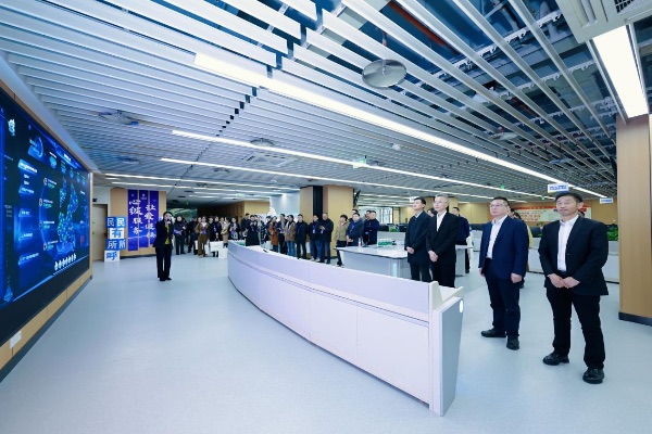 體驗官們參觀全業務綜合調度中心。重慶移動供圖