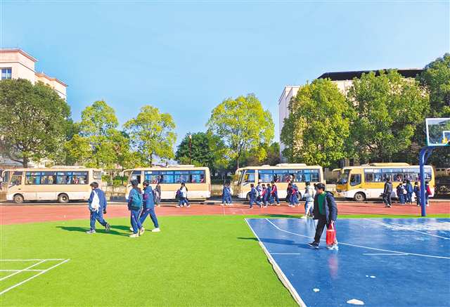 每周五放学时段，礼让镇政府专门调配的7辆公交车开进礼让初中，点对点接送聚奎籍学生回家。