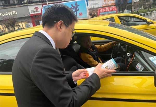 发放反诈宣传单。恒丰银行重庆分行供图