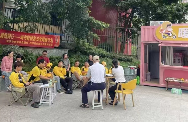 外卖小哥在驿站休息。新视界社区供图