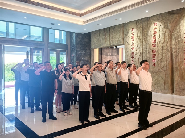 重慶市委金融辦機關黨員重溫入黨誓詞。重慶市委直屬機關工委供圖