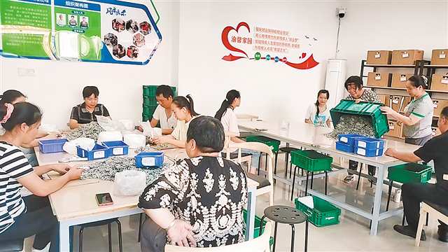 工人们在阳光工坊做工。记者 左黎韵 摄/视觉重庆