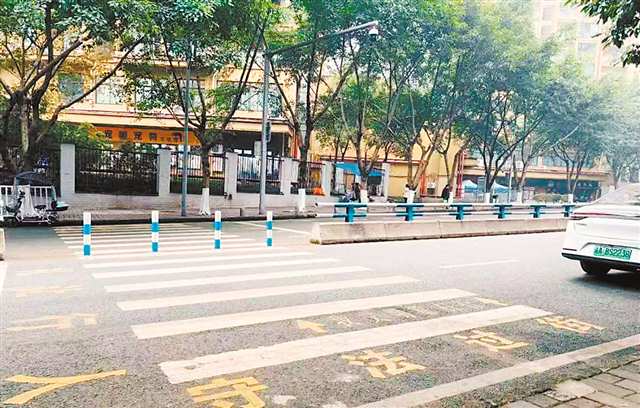 大渡口区半岛逸景小区附近增设的斑马线。（受访者供图）