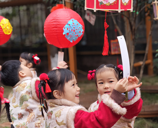 猜燈謎。學校供圖