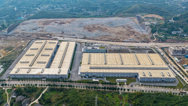 萬盛經開區麒麟蓮池片區城中村改造項目改造后卡斯特鋁一期工業廠房建成投用。市住房城鄉建委供圖