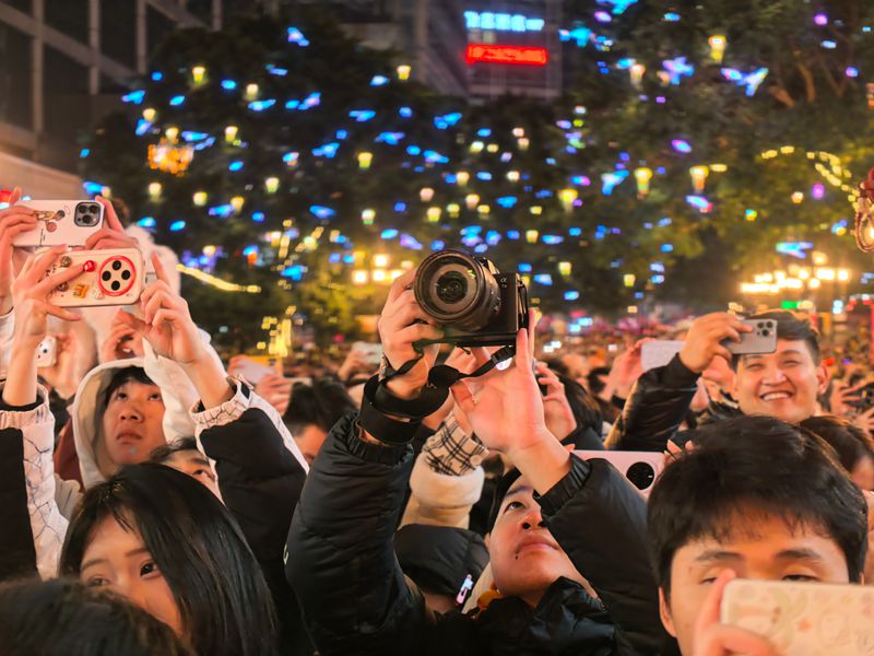 2026年1月1日，渝中區解放碑步行街，市民、游客用相機、手機記錄跨年盛況。通訊員 王歡 攝