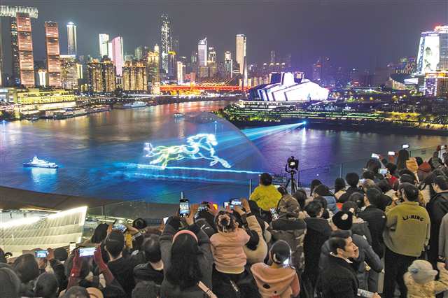 2025年12月31日,南岸區南濱路,市民在觀看精彩的水上燈光秀。記者 李雨恆 攝視覺重慶