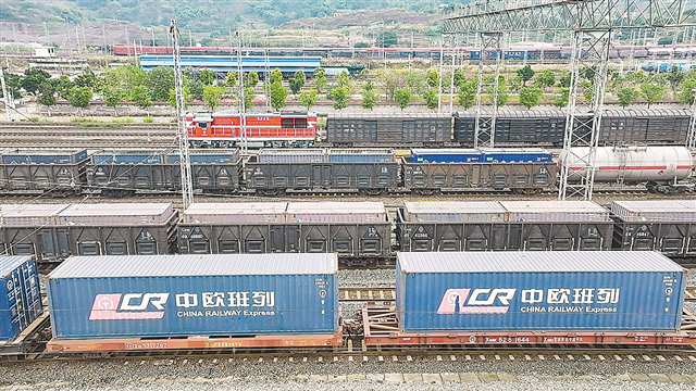 一月一日，今年重庆首趟中欧班列满载“重庆造”电子产品、汽摩零部件等，从团结村中心站出发驶向欧洲。通讯员 郭晋 摄\视觉重庆