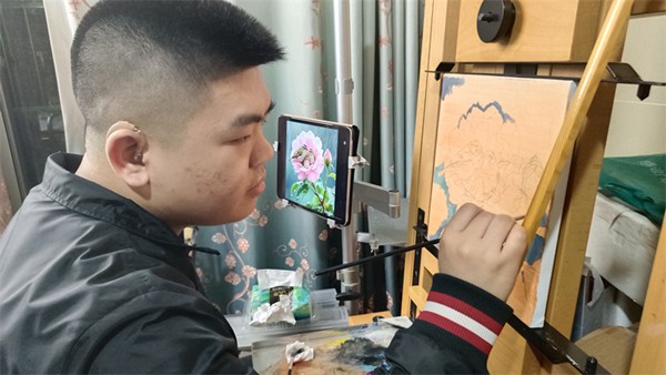 劉中梁在自己的繪畫工作室開啟新畫構思。受訪人供圖