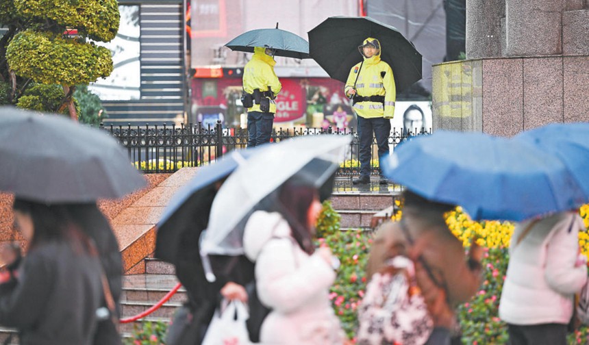 1月2日，解放碑步行街，警察巡邏值守。記者 謝智強 攝/視覺重慶