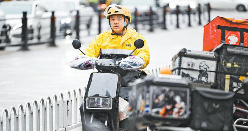 1月2日，重慶萬象城，外賣員騎車送貨。記者 謝智強 攝/視覺重慶