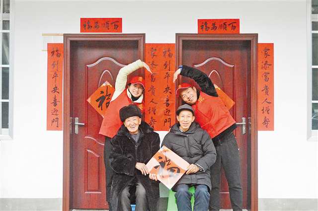 黔江区沙坝互助养老中心,志愿者与老人合影。(本报资料图片)特约摄影 杨敏\视觉重庆