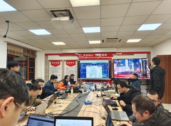 重庆电信成立专项保障团队守护解放碑跨年“最稳信号”。重庆电信供图