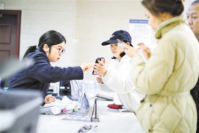 1月4日，沙坪坝区天星桥街道便民服务中心，工作人员在为群众办理业务。