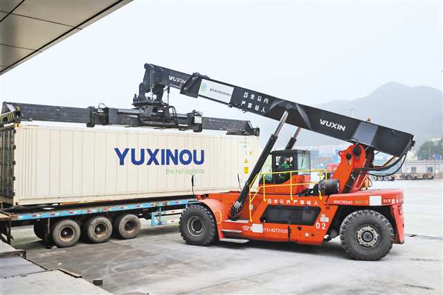 1月4日，重庆国际铁路港综保区，中欧班列出口货物在此装箱。