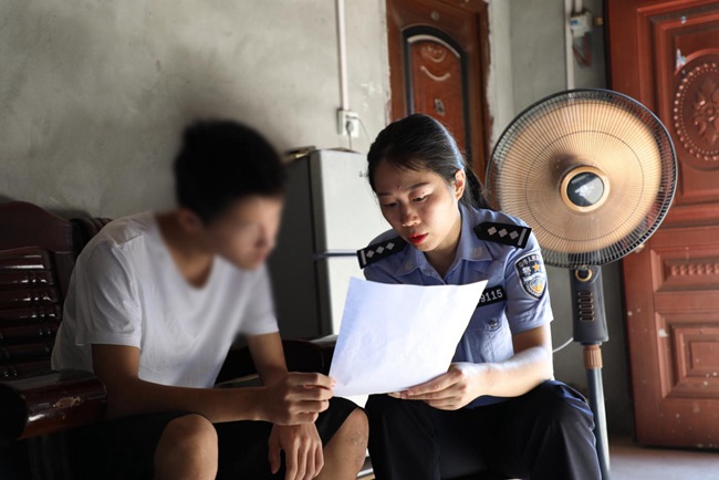 民警吳冬琴到學生家中開展走訪幫扶。重慶市公安局治安總隊供圖