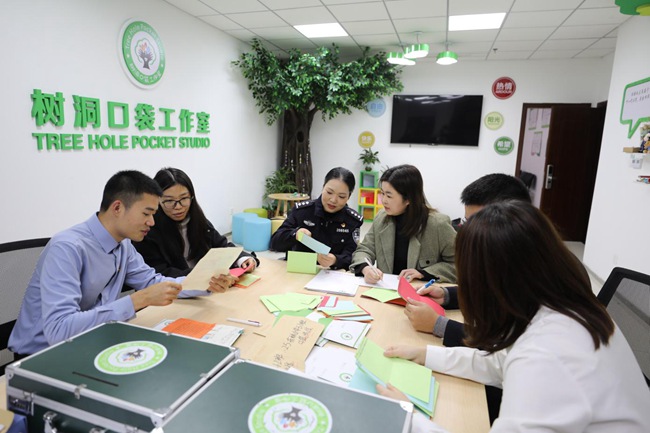 民警張耀元和“樹洞口袋”工作室成員一起。重慶市公安局治安總隊供圖