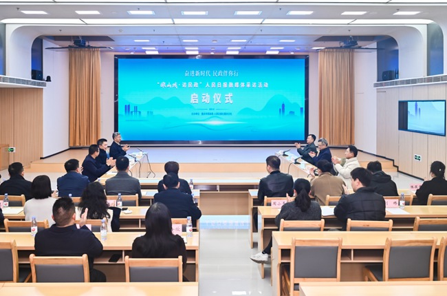 “瞰山城·訪民政”人民日報融媒體採訪活動現場。鄒樂攝