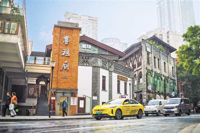 一月六日，渝中区鲁祖庙传统风貌区，游客在逛街游玩。记者 李雨恒 摄\视觉重庆