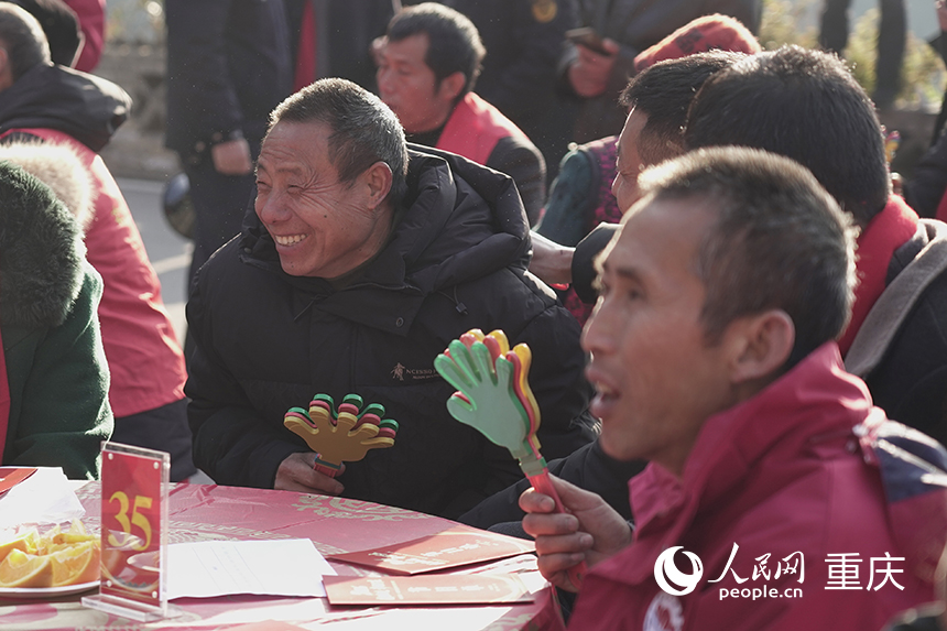 “村晚”現場觀看演出的村民。人民網記者 劉祎攝