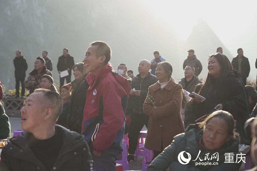 “村晚”現場觀看演出的村民。人民網記者 劉祎攝