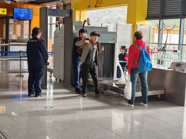工作人員積極幫助乘客通過安檢。重慶軌道四號線公司供圖