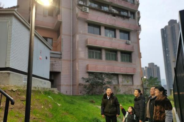 群眾點贊石橋社區新路燈。彈子石街道城管執法大隊供圖