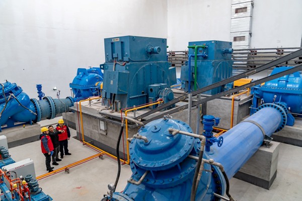 電力工人對用電設備進行安全檢查。國網重慶永川供電公司供圖