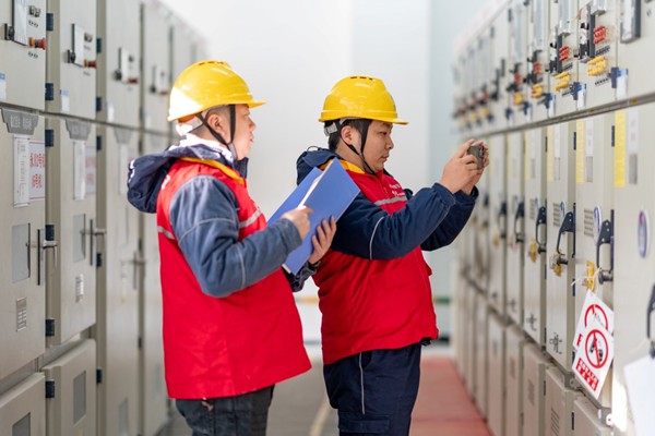 電力工人對用電情況進行分析記錄。國網重慶永川供電公司供圖