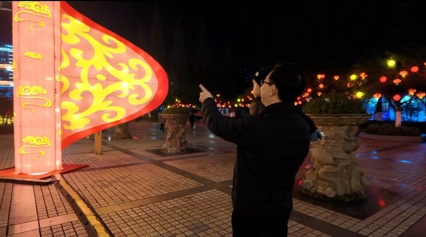 市民赏灯。大足区融媒体中心供图