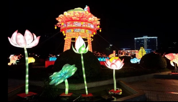 大足的迎春灯饰点亮城市年味。大足区融媒体中心供图